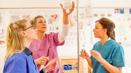 Pflege Azubis lernen in Greifswald Medikamente vorzubereiten