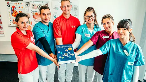 Pflegeschülerinnen beim lernen in Greifswald