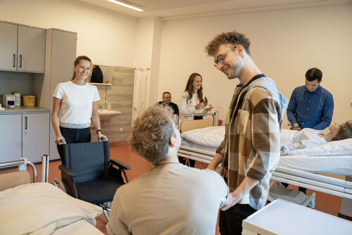 Praxisnahe Ausbildung: Dozent*innen im neuen Pflege-Skillcenter